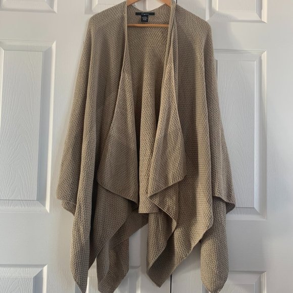 Beautiful Cejon Minimalist Poncho - Picture 5 of 11
